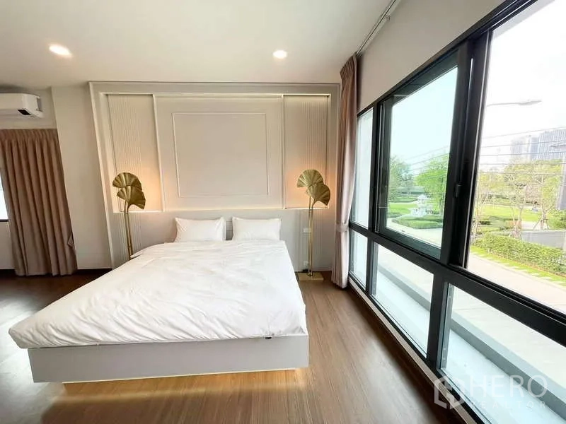 บ้าน ให้เช่าในBang Phli, Samut Prakan - ห้องนอนมุมกระจก มองเห็นวิวสวนสีเขียว