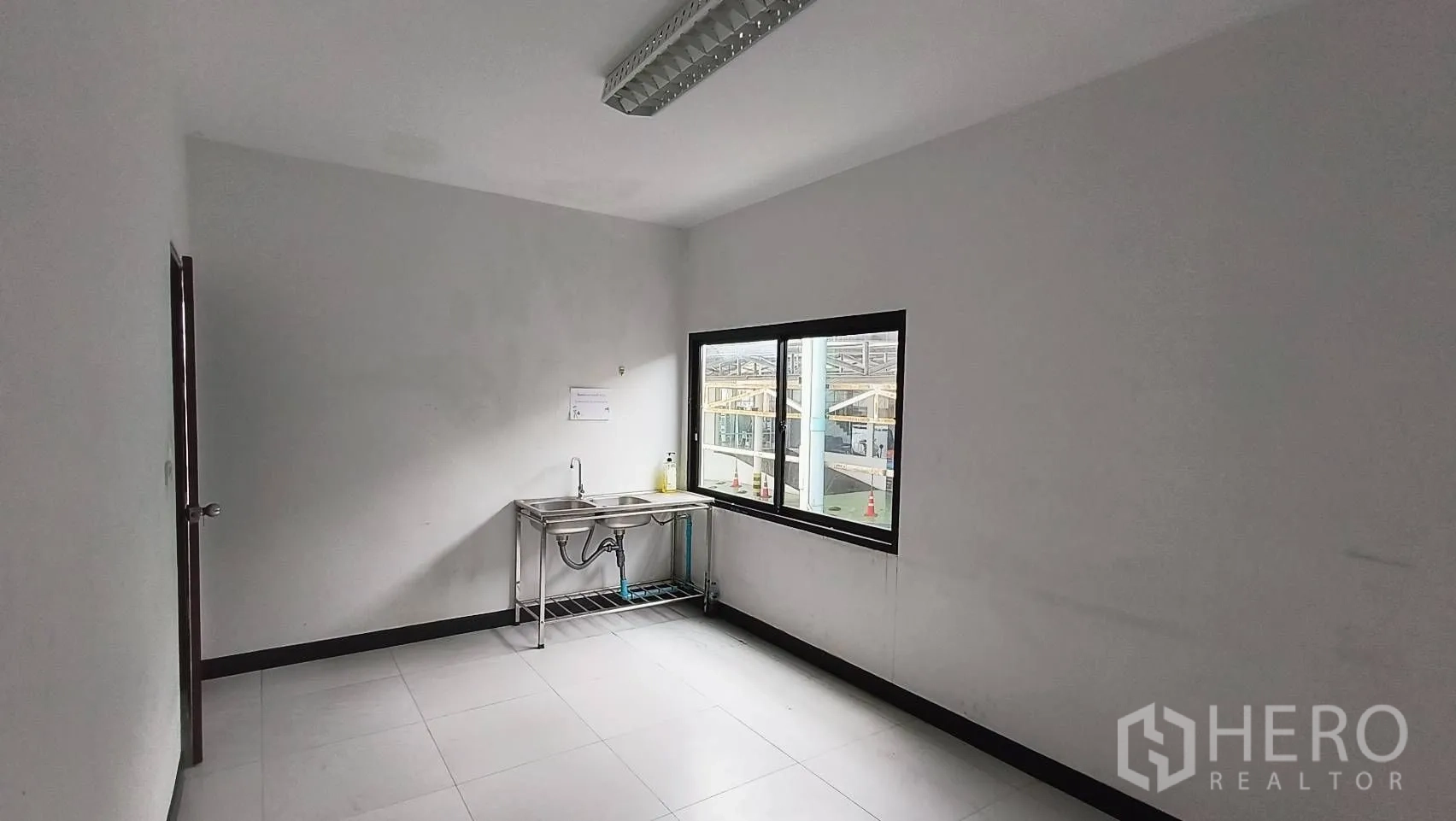 办公空间 出租在Khlong Toei, Bangkok - 茶水间，不锈钢双槽水槽与窗户。