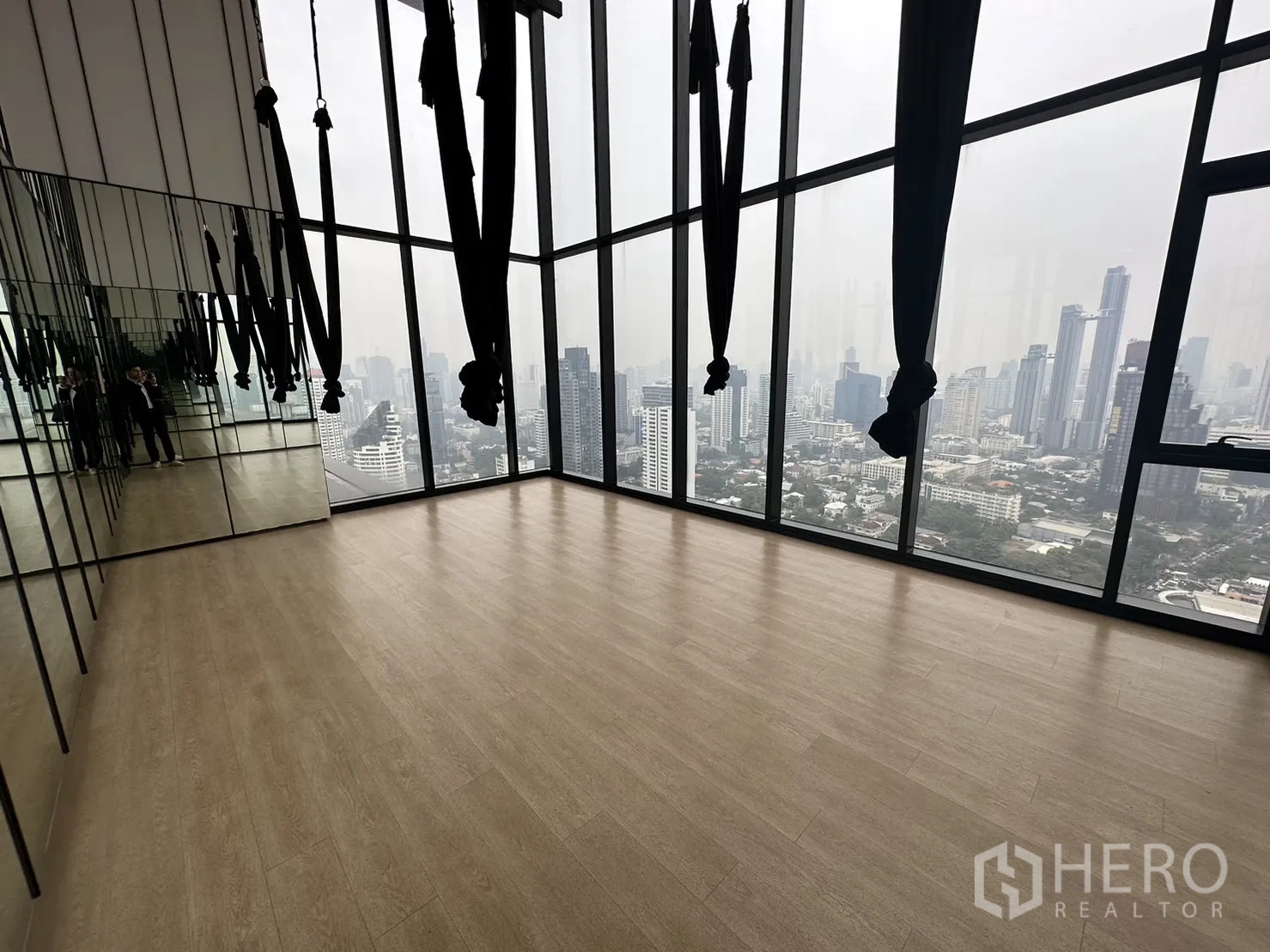 公寓 出租在Watthana, Bangkok - 瑜伽/空中瑜伽室，镜面与吊带，城市景观