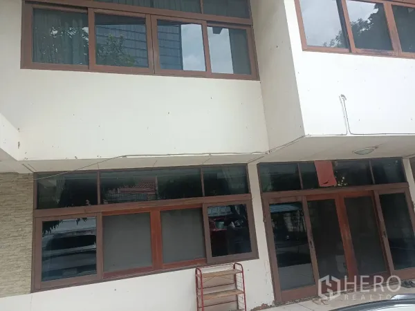 独立式住宅 出租在Bang Rak, Bangkok - 一层入口，木框推拉门与宽大的窗户。