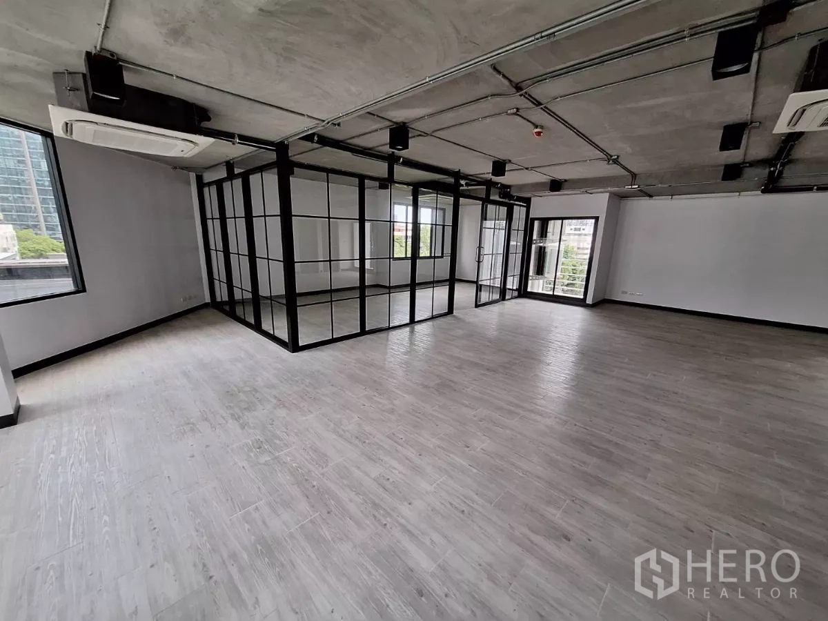สำนักงาน ให้เช่าในWatthana, Bangkok - พื้นที่สำนักงานแบบเปิด พร้อมห้องประชุมผนังกระจก พื้นไม้โทนอ่อน เพดานลอฟต์ และหน้าต่างบานใหญ่