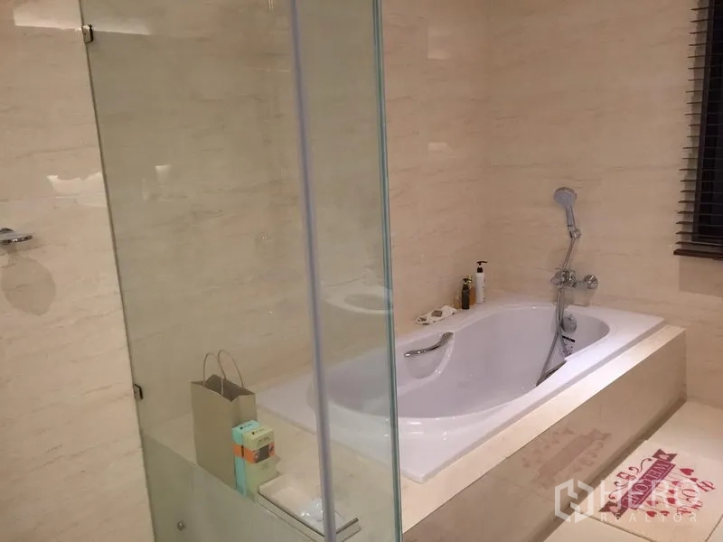 公寓 出售在Watthana, Bangkok - 卫浴配嵌入式浴缸、玻璃隔断与手持花洒