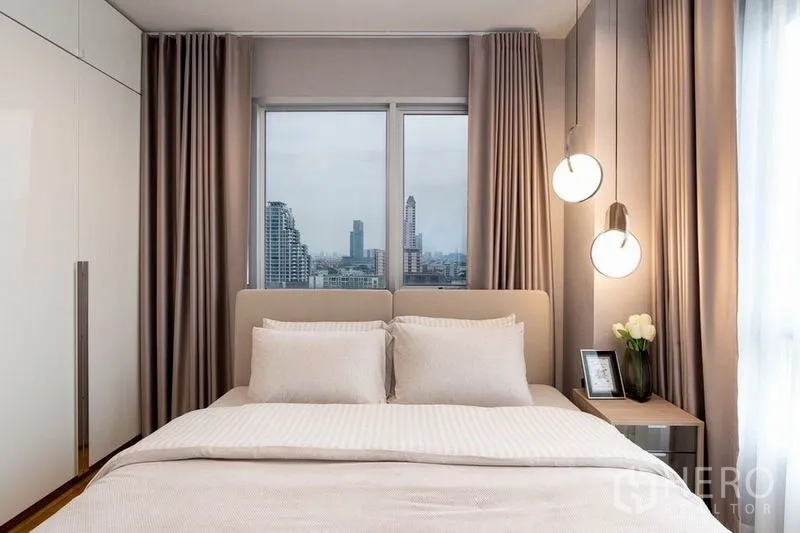公寓 出租在Phaya Thai, Bangkok - 主卧大窗俯瞰城市天际线，配吊灯