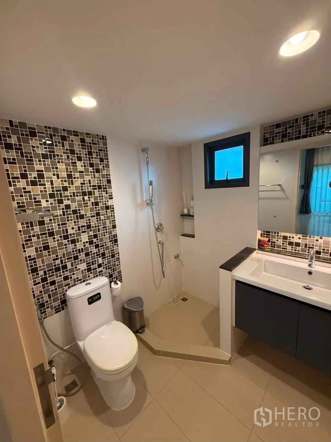 Detached House for rent in Bang Kapi, Bangkok - Ground-floor bathroom with mosaic accent wall and open shower area.
