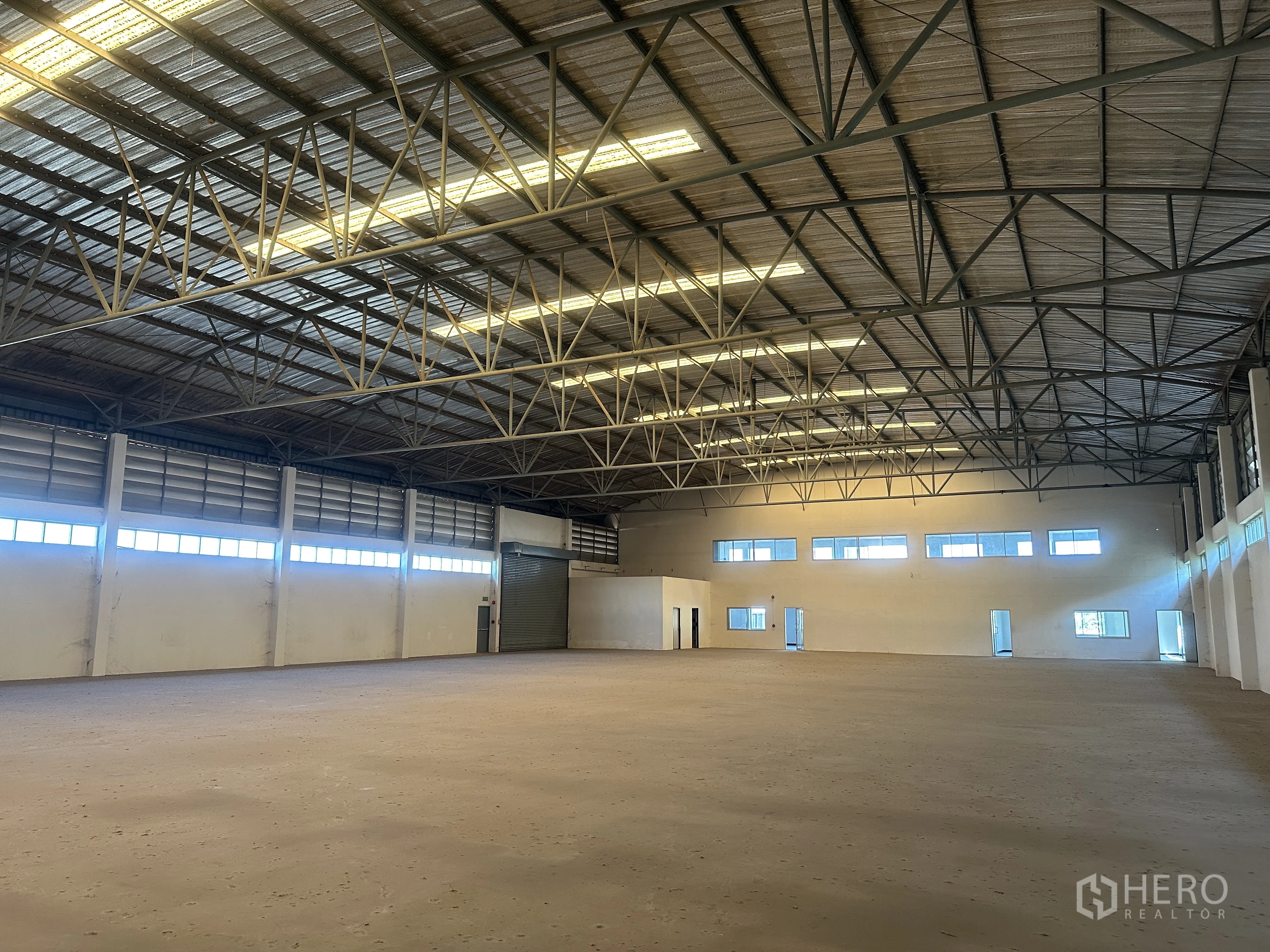 โรงงาน for rent in Bang Pa-in, Phra Nakhon Si Ayutthaya - พื้นโรงงานโล่ง โครงหลังคาเหล็ก ช่องแสงด้านข้าง และไฟส่องสว่างเพียงพอ
