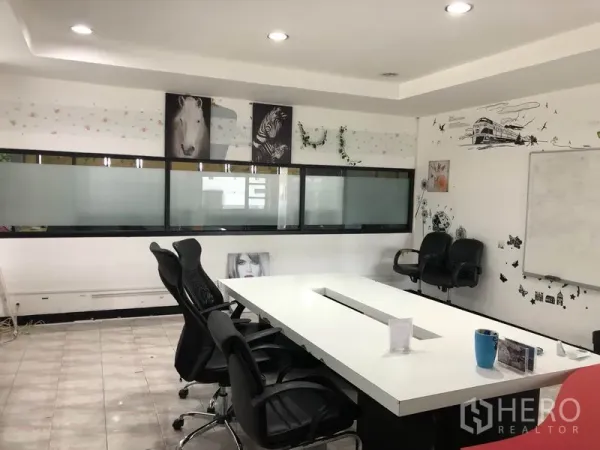 คลังสินค้า ให้เช่าในChatuchak, Bangkok - ห้องประชุมสว่าง โต๊ะยาว เก้าอี้สำนักงาน และไวท์บอร์ด