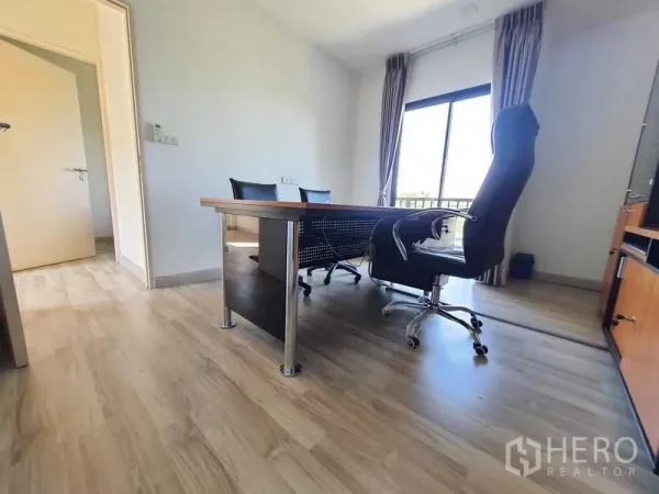 带办公室的家 出租在Saphan Sung, Bangkok - 独立主管办公室，配大书桌、高背椅，窗外采光充足。