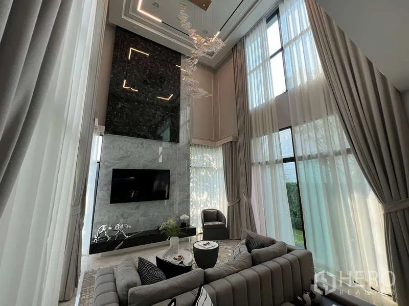 บ้าน ขายในSuan Luang, Bangkok - ห้องนั่งเล่นเพดานสูงสองชั้น ผนังหินอ่อนและแชนเดอเลียร์