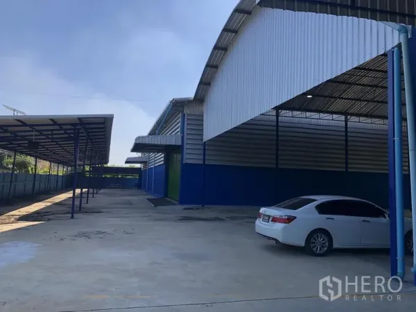 คลังสินค้า ให้เช่าในSai Mai, Bangkok - ซุ้มกันสาดยาวสำหรับพื้นที่โหลดและจอดรถขนานไปกับโกดังหลายยูนิต