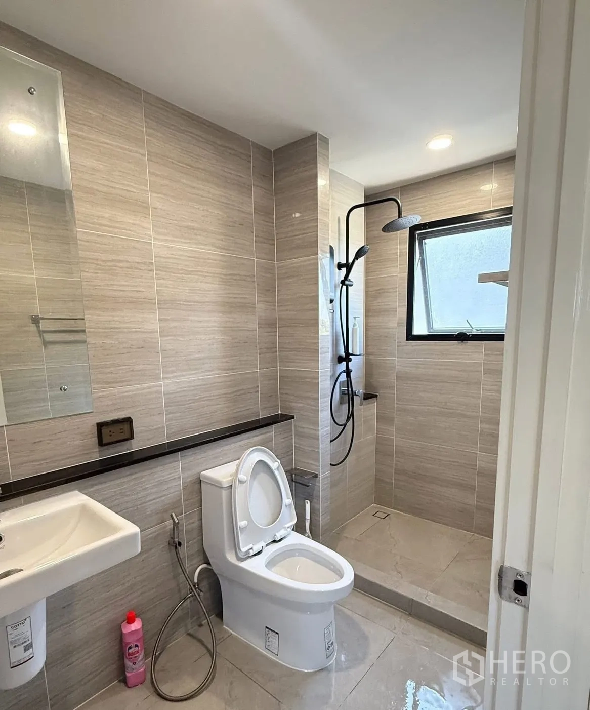 บ้านเดี่ยว for rent in Bang Phli, Samut Prakan - ห้องน้ำปูกระเบื้องพร้อมโซนอาบน้ำแบบวอล์กอิน ฝักบัวเรนชาวเวอร์ โถสุขภัณฑ์ และอ่างล้างหน้า.