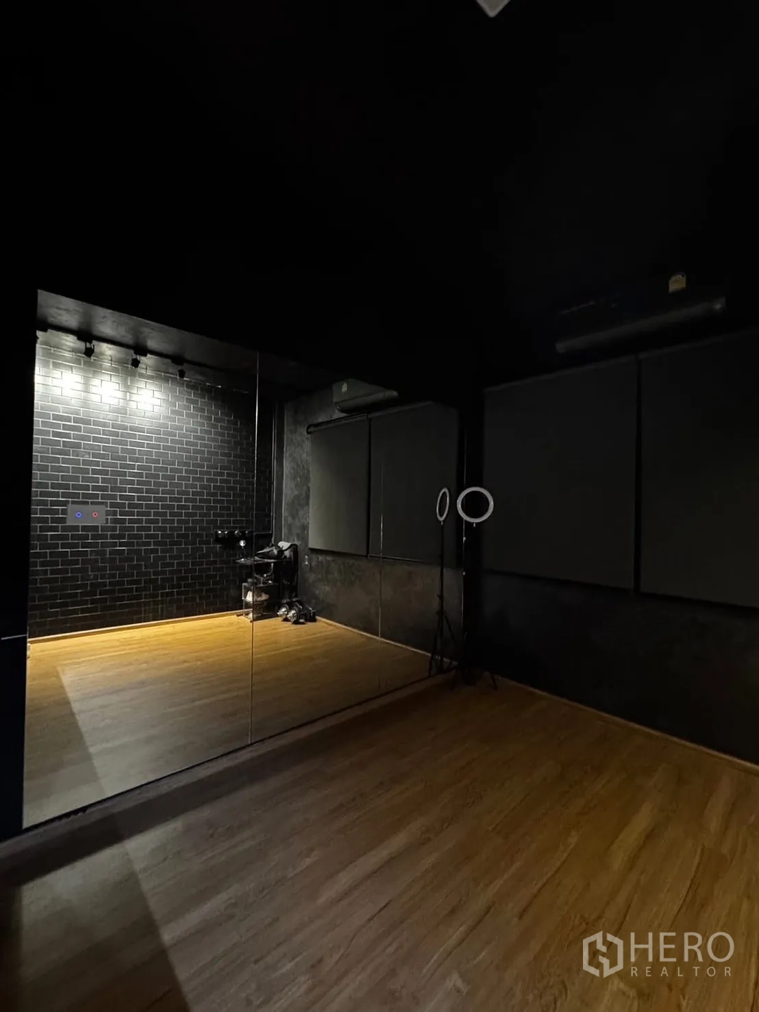 ทาวน์เฮาส์ ให้เช่าในBang Phli, Samut Prakan - ห้องฟิตเนส/เต้นรำมีกระจกเต็มผนังและพื้นไม้