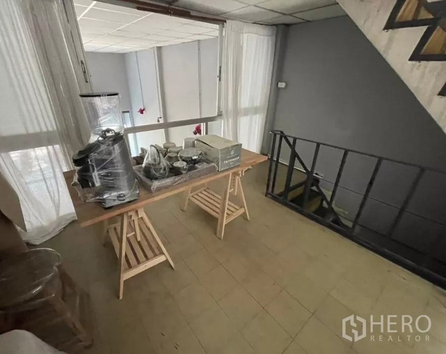 店屋 出租在Watthana, Bangkok - 夹层工作区，摆放桌子与设备，可俯视店面大厅。