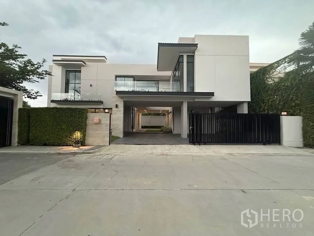 Detached House for rent in Bang Khen, Bangkok - Contemporary street-facing facade with gated entrance and carport.