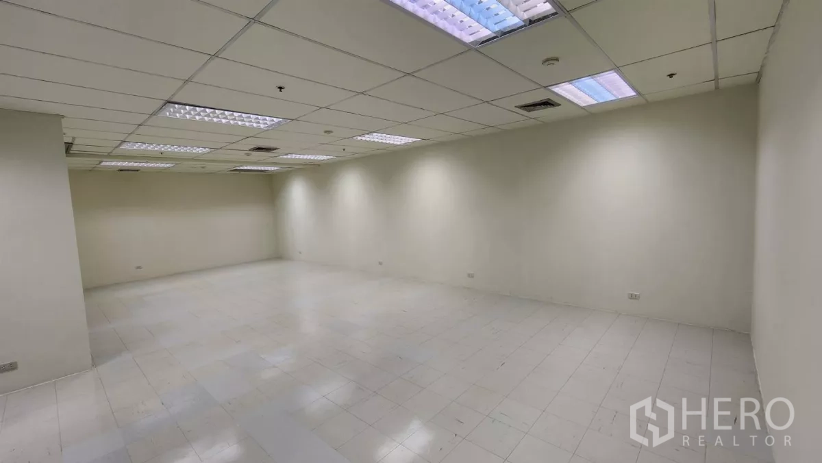 办公空间 出租在Watthana, Bangkok - 宽敞长方形办公室，米色墙面，栅格顶灯与干净的白色地砖