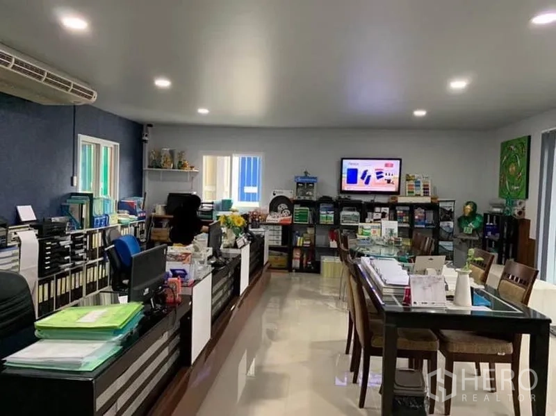 工厂 出售在Thanyaburi, Pathum Thani - 明亮的办公室空间，配办公桌、文件柜与亮面地砖。