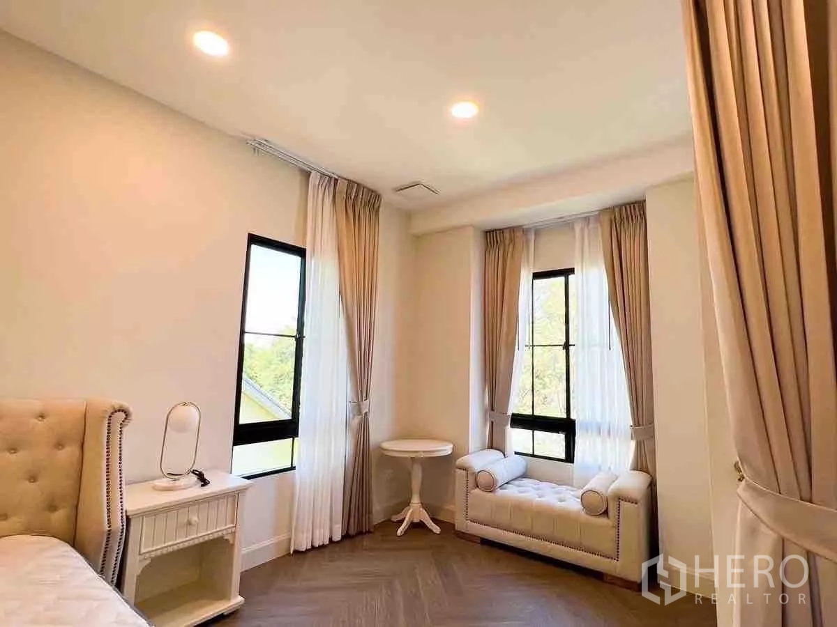 Detached House for rent or sale in Saphan Sung, Bangkok - Reading nook by tall windows with cushioned bench in master suite