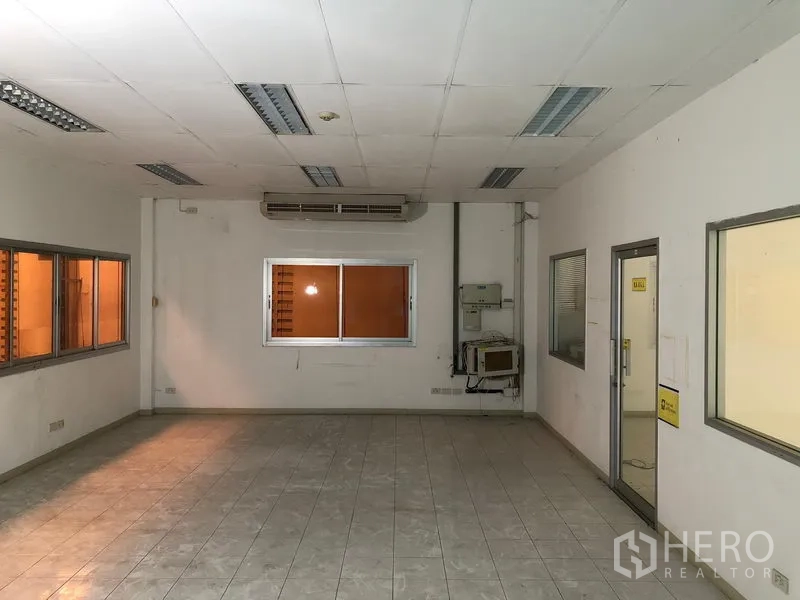 工厂 出租或出售在Khlong Luang, Pathum Thani - 宽敞的办公室或控制室，配空调、内窗与吊顶照明