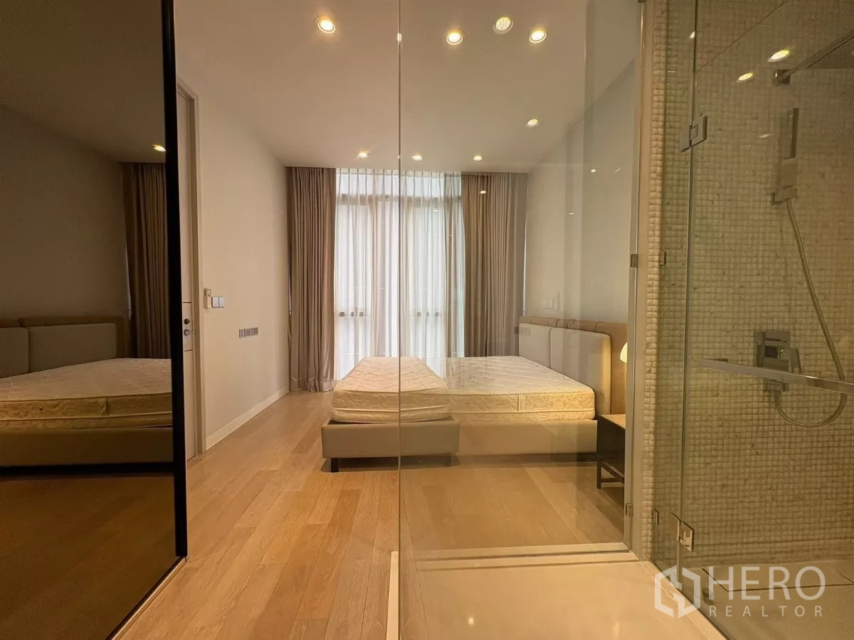 公寓 出租在Watthana, Bangkok - 透过玻璃淋浴隔断看到第二卧室与衣柜。