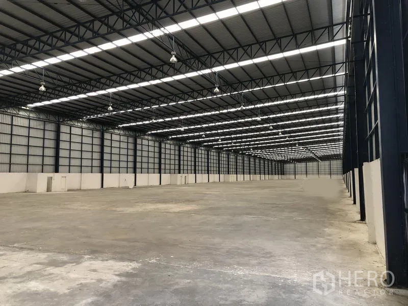 Factory for rent or sale in Phra Nakhon Si Ayutthaya - Open production floor with bright skylights and column-free span ideal for storage.