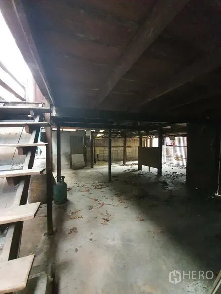 独立式住宅 出租在Sathon, Bangkok - 抬高式木屋下方的阴凉地面空间，水泥地面与楼梯。