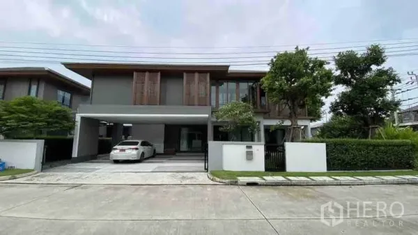 บ้าน ให้เช่าหรือขายในPrawet, Bangkok - บ้านเดี่ยวสองชั้นสไตล์โมเดิร์น หน้าบ้านมีโรงจอดรถคู่และทางเข้า