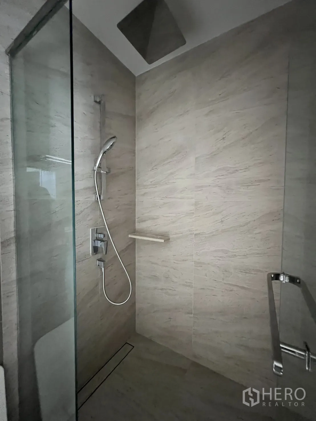 คอนโด for rent in Watthana, Bangkok - ฝักบัวเรนชาวเวอร์และแบบมือถือภายในตู้อาบน้ำกระจก.