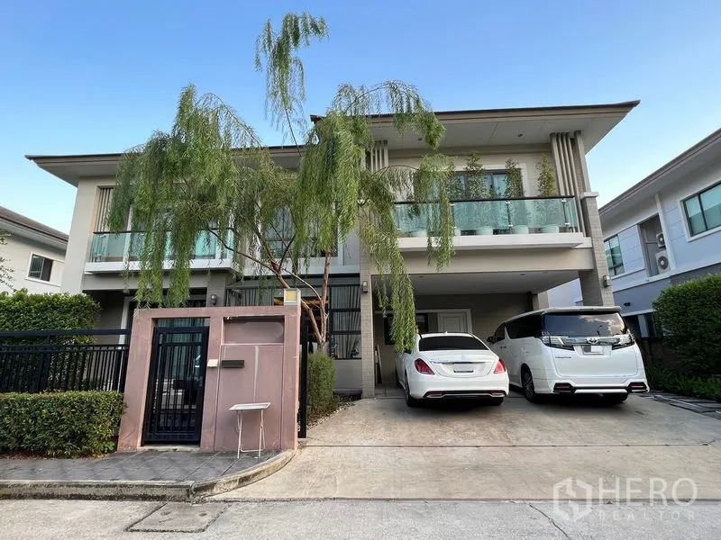 บ้าน ให้เช่าในSuan Luang, Bangkok - หน้าบ้านสองชั้นสไตล์โมเดิร์น มีที่จอดรถสองคันและระเบียงกระจกในกรุงเทพฯ