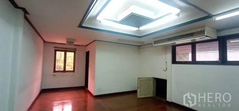 Home Office for rent in Watthana, Bangkok - Air‑conditioned office room with wood flooring and drop ceiling lights