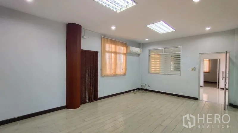 带办公室的家 出租在Huai Khwang, Bangkok - 空调房带立柱与窗户，适合私人办公室或工作室