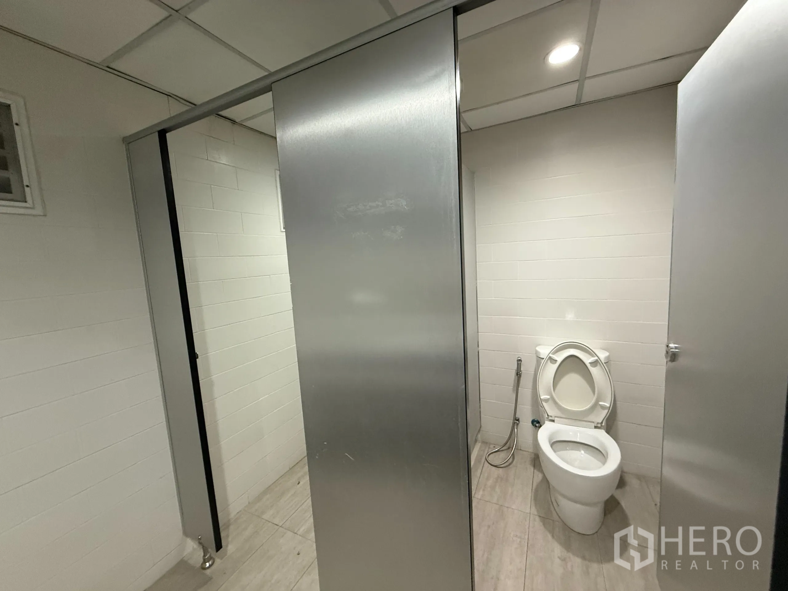 办公空间 出租在Bueng Kum, Bangkok - 白色瓷砖的隔间坐厕与顶灯