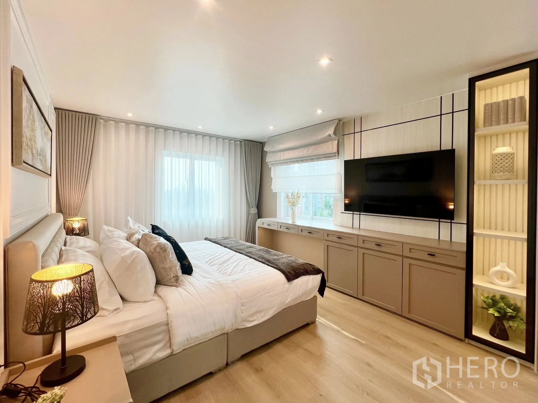 公寓 for rent or sale in Yan Nawa, Bangkok - 宽敞主卧，电视柜、壁挂电视与带灯展示柜。