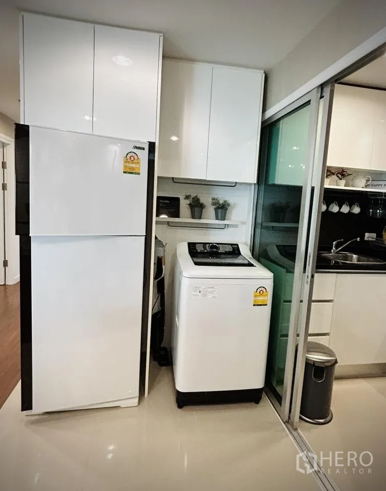 คอนโด for rent in Huai Khwang, Bangkok - มุมซักรีดข้างครัวมีตู้เย็นและเครื่องซักผ้าฝาบน