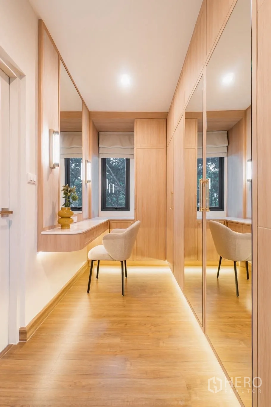 Detached House for rent or sale in Prawet, Bangkok - Light wood dressing room with vanity, mirror wardrobes and under-cabinet lighting