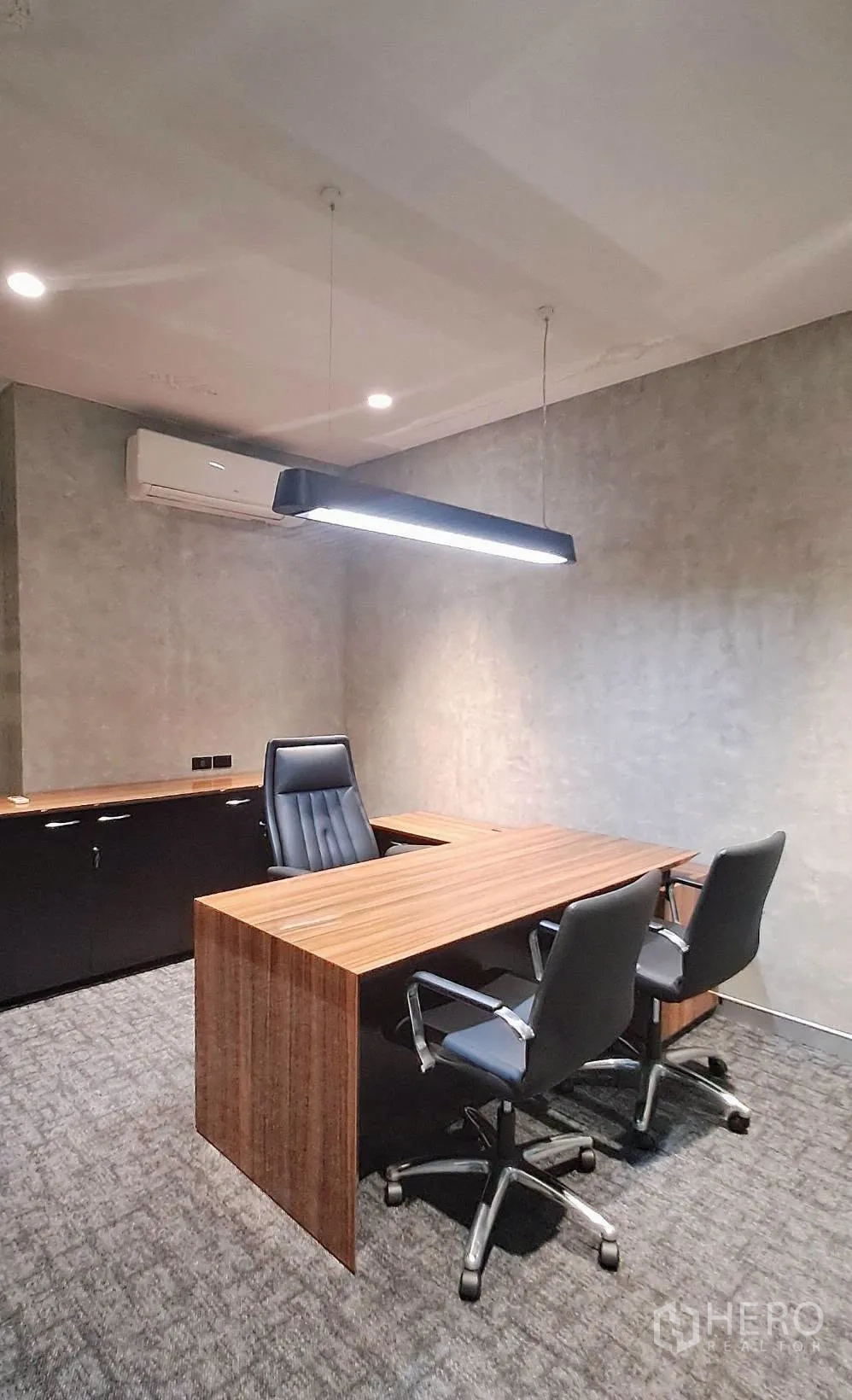Home Office for rent in Lat Phrao, Bangkok - Private office with modern desk, task lighting and air conditioning.
