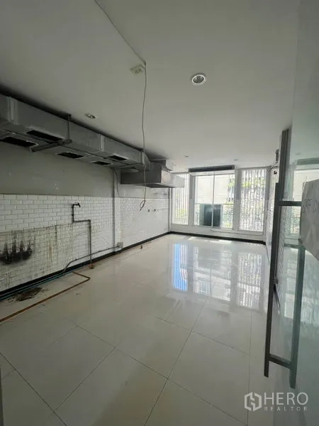 店屋 出租在Khlong Toei, Bangkok - 半成品厨房区，白色地铁砖墙面，排风罩与大窗户