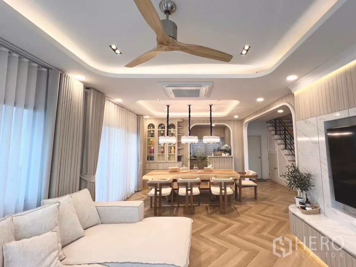 独立式住宅 出租在Bang Phli, Samut Prakan - 客餐厅一体，吊顶卡式空调与吊扇，人字拼木地板