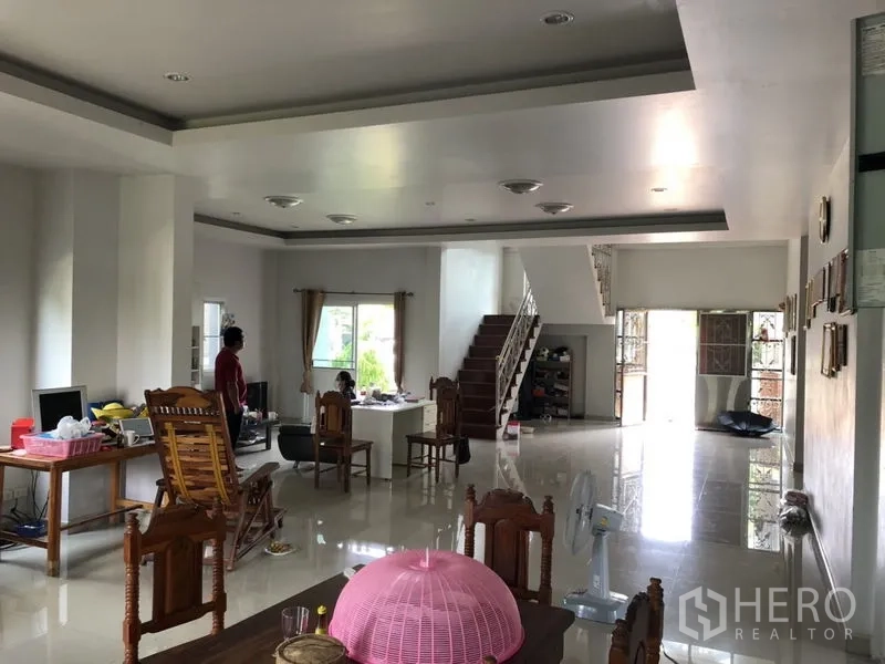 บ้าน ขายในLam Luk Ka, Pathum Thani - พื้นที่นั่งเล่นและรับประทานอาหารกว้าง พร้อมบันไดและหน้าต่างหลายบาน
