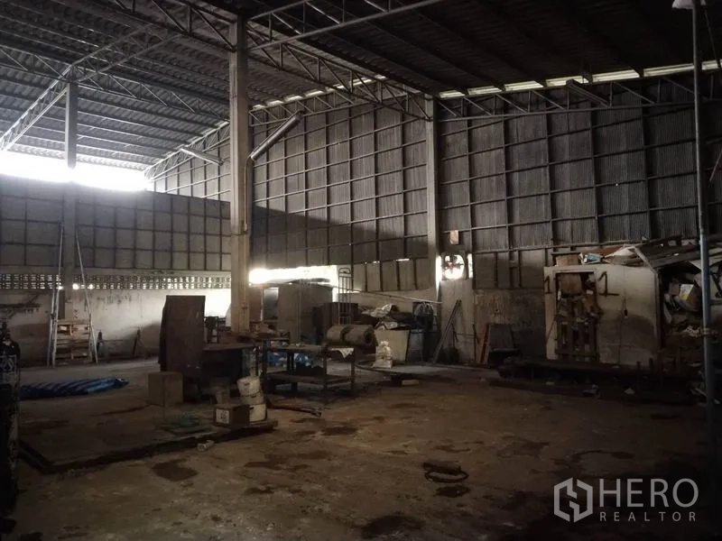 คลังสินค้า ให้เช่าในSaphan Sung, Bangkok - ภายในโกดังเพดานสูง โครงเหล็ก ผนังเมทัลชีท พื้นที่โล่งเหมาะสำหรับเก็บสินค้า/ผลิตงานเบา