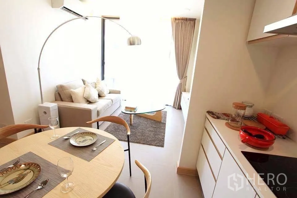 คอนโด ให้เช่าในWatthana, Bangkok - มุมรับประทานอาหารและครัวกะทัดรัดเชื่อมต่อสู่ห้องนั่งเล่นสว่างพร้อมโคมไฟคอหงส์