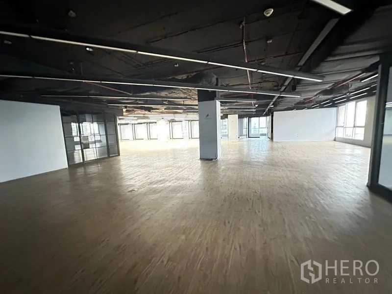 办公空间 出租在Bang Rak, Bangkok - 宽敞的开放式办公楼层，四周窗户与木纹地板