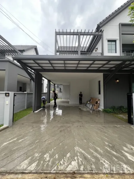 บ้าน ให้เช่าในBang Phli, Samut Prakan - โรงจอดรถขนาดกว้างพร้อมกันสาดและทางเข้าบ้านคอนกรีต