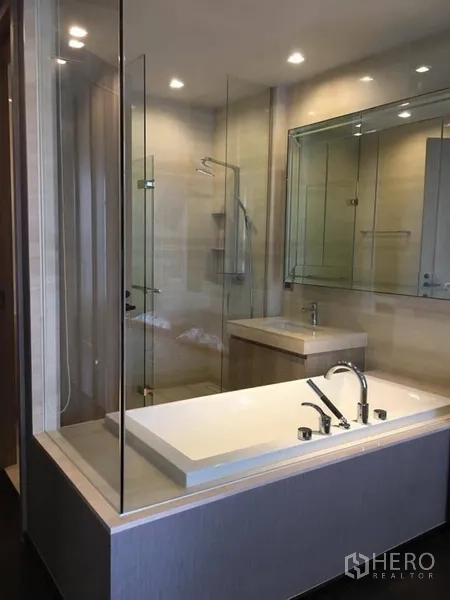 คอนโด ให้เช่าในWatthana, Bangkok - ห้องน้ำสมัยใหม่พร้อมตู้กระจกอาบน้ำ แยกอ่างอาบน้ำและเคาน์เตอร์อ่างล้างหน้า