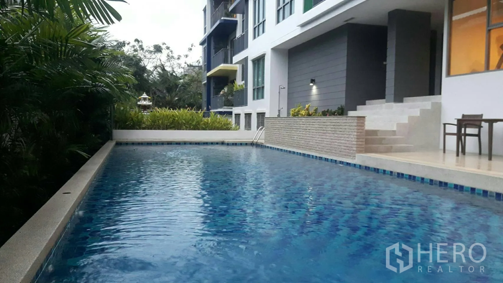 คอนโด ให้เช่าในPhaya Thai, Bangkok - สระว่ายน้ำกลางแจ้งล้อมด้วยต้นไม้ ข้างคอนโดโลว์ไรซ์พร้อมขั้นบันไดและเด็ค