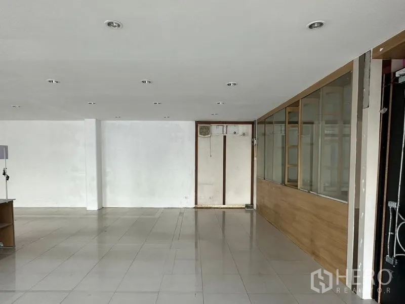 货栈 出租在Khlong Luang, Pathum Thani - 仓库内的办公室区域，白色地砖、筒灯与玻璃隔断。