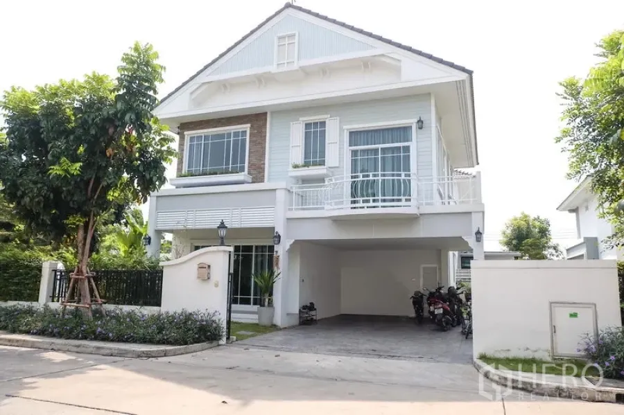บ้าน ขายในMin Buri, Bangkok - บ้านเดี่ยวสไตล์ยุโรป 2 ชั้น มีระเบียงและที่จอดรถในร่มภายในโครงการรักษาความปลอดภัย