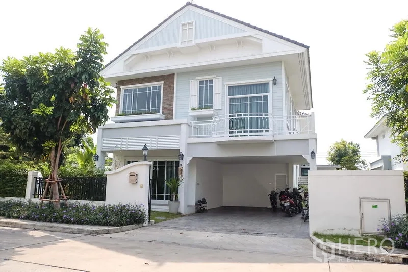บ้าน ขายในMin Buri, Bangkok - บ้านเดี่ยวสไตล์ยุโรป 2 ชั้น มีระเบียงและที่จอดรถในร่มภายในโครงการรักษาความปลอดภัย
