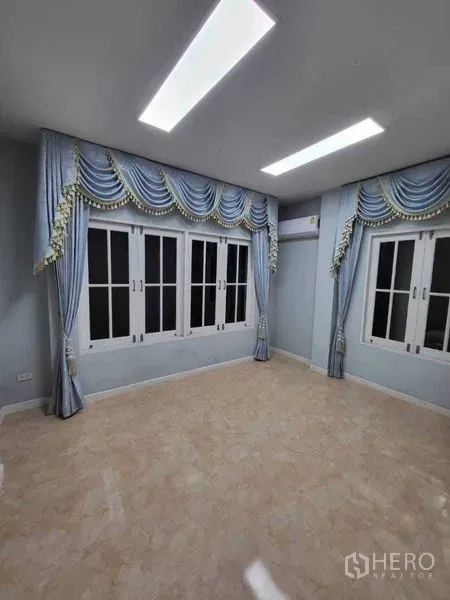 บ้าน ขาย - ห้องสว่าง ผ้าม่านสีฟ้า หน้าต่างบานใหญ่ และไฟฝังเพดาน