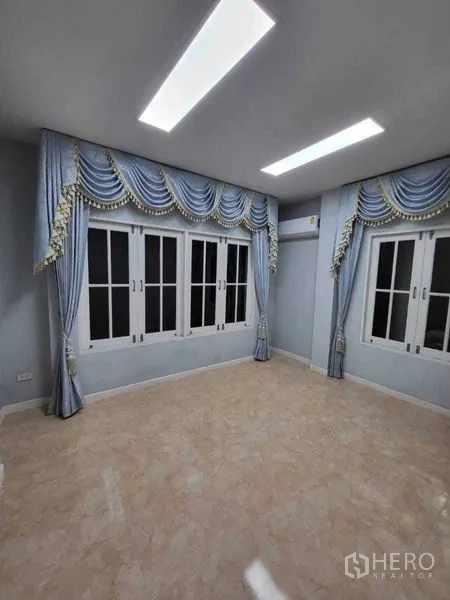 บ้าน ขาย - ห้องสว่าง ผ้าม่านสีฟ้า หน้าต่างบานใหญ่ และไฟฝังเพดาน