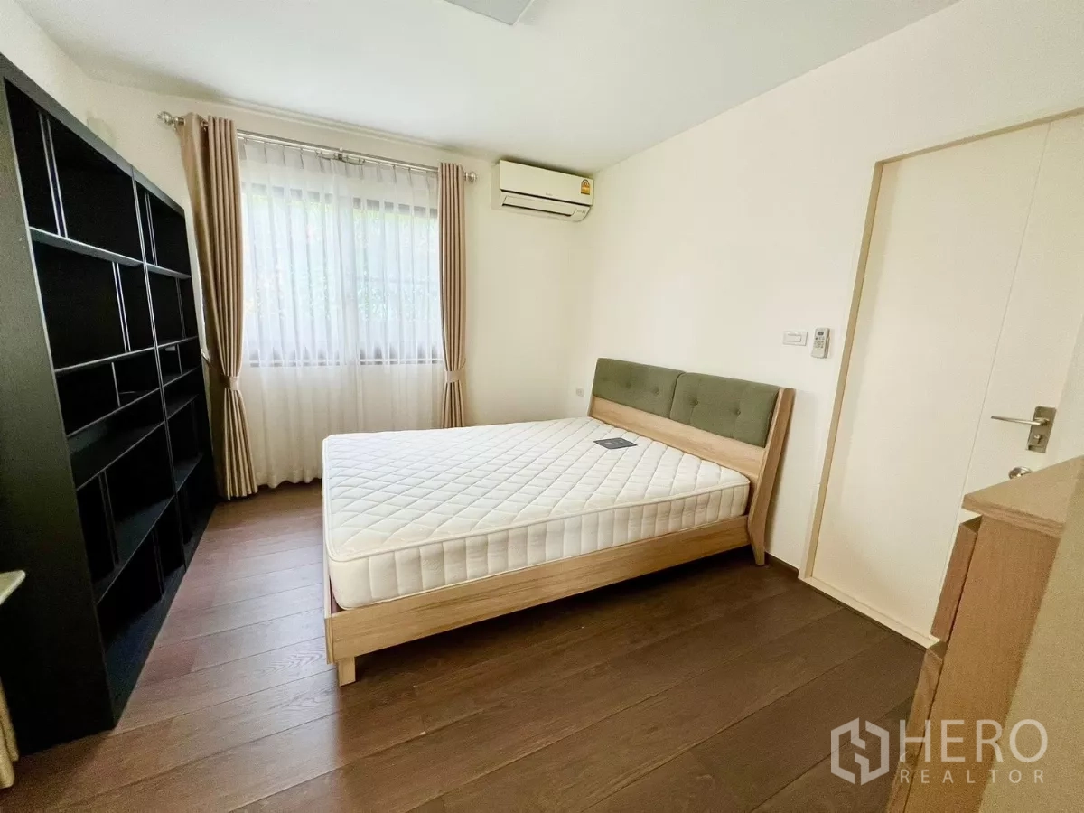 บ้าน ให้เช่าหรือขายในBang Phli, Samut Prakan - ห้องนอนแขกพร้อมเตียง ชั้นวางของ และผ้าม่านหน้าต่าง.
