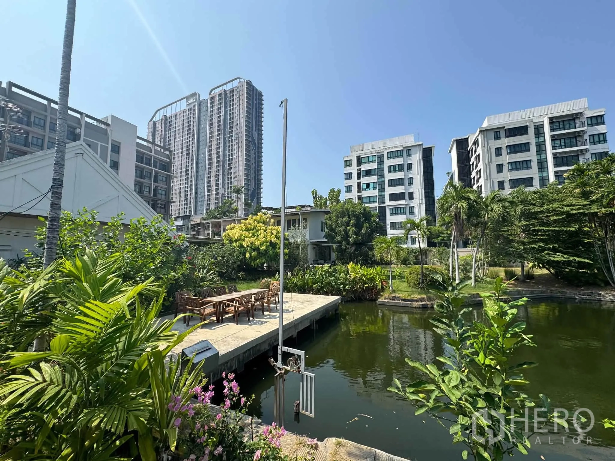 บ้านเดี่ยว for rent or sale in Mueang Samut Prakan, Samut Prakan - บ่อน้ำในสวนพร้อมชานพักล้อมด้วยต้นไม้เขียวขจี